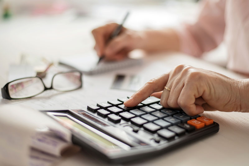 Trabajador calculando su convenio especial con la Seguridad Social que permite cotizar sin trabajar Trabajador calculando su convenio especial con la Seguridad Social que permite cotizar sin trabajar