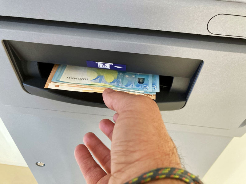a favor y en contra de la actual subida del salario mínimo