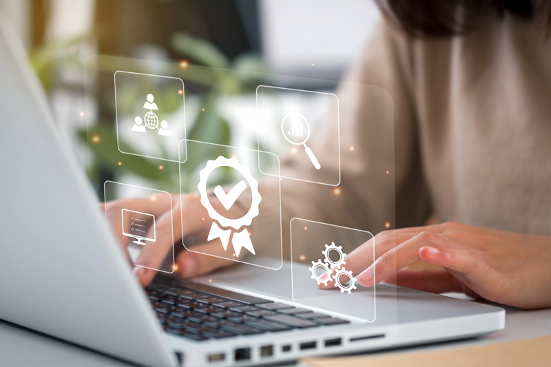 Empleada solicitando vía Internet una cita previa para inscribirse en el paro Empleada solicitando vía Internet una cita previa para inscribirse en el paro