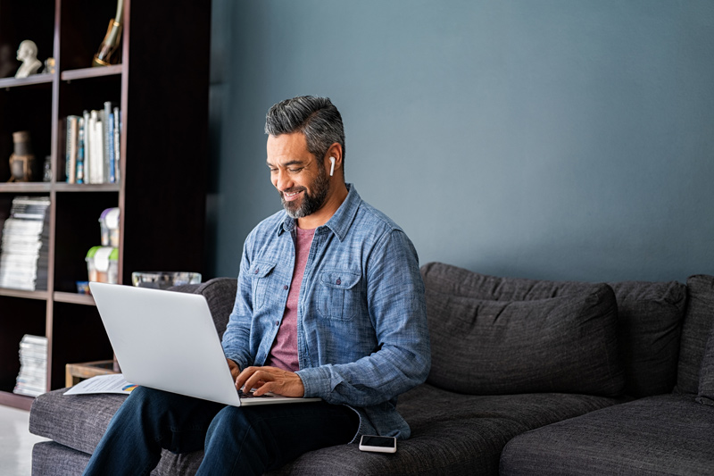 Empleado mejorando sus habilidades informáticas