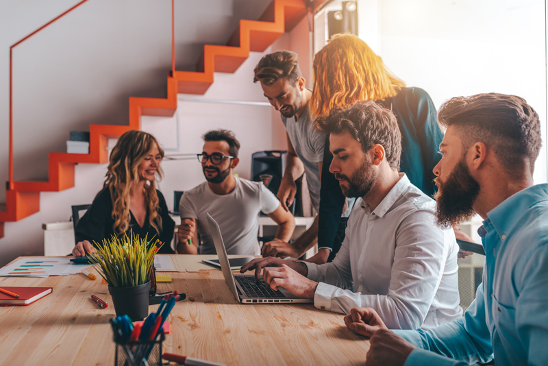 Empleados que proponen mejorar la asertividad en las reuniones de trabajo