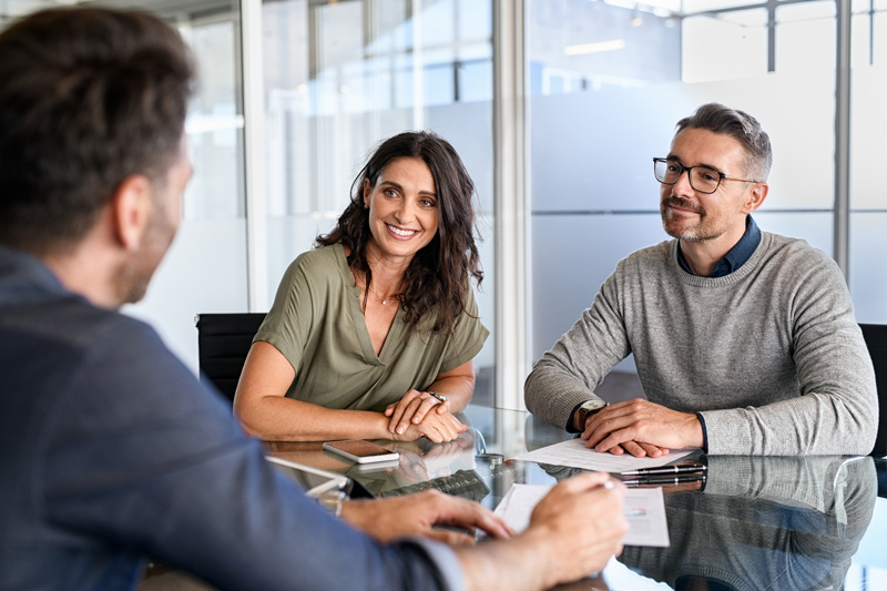 Empresarios consultando a un Asesor Financiero Empresarios consultando a un Asesor Financiero
