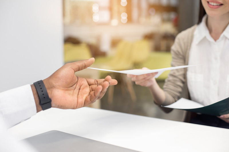 Entrega el curriculum vitae en mano para potencia tu candida Entrega el curriculum vitae en mano para potencia tu candida
