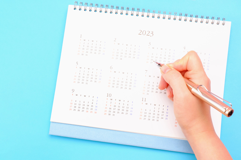 Trabajadora anotando las fiestas de 2023