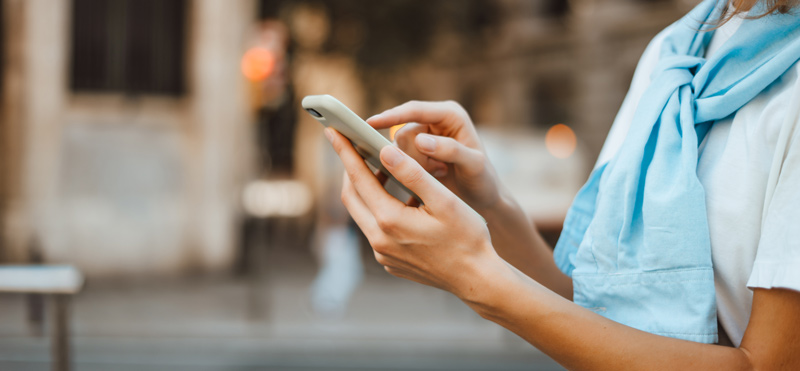 Trabajadora consultoría Apps para mejorar la productividad Trabajadora consultoría Apps para mejorar la productividad