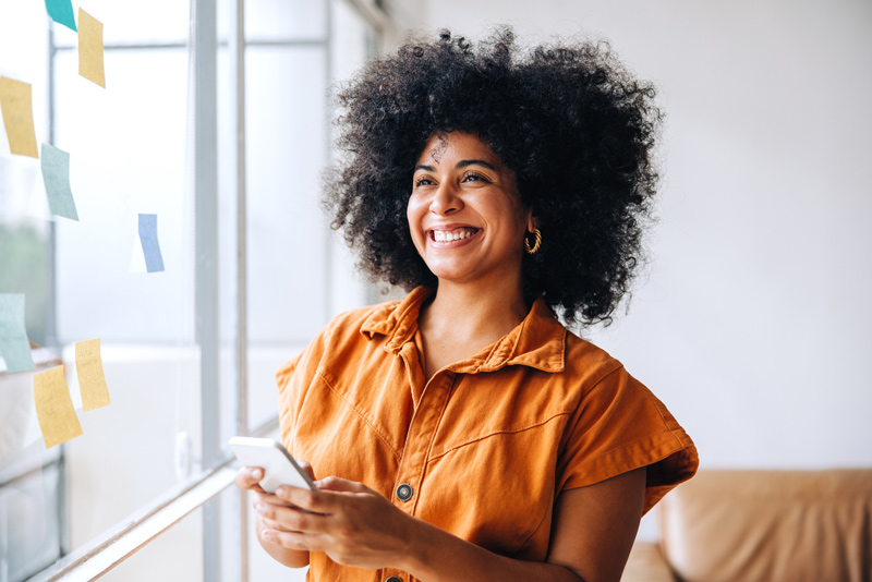 Trabajadora contenta tras conseguir un buen empleo Trabajadora contenta tras conseguir un buen empleo