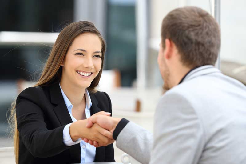 Trabajadora siendo contratada en el segundo trimestre